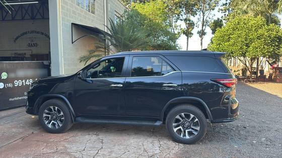 TOYOTA HILUX SW4 2.8 D-4D TURBO DIESEL DIAMOND 7L 4X4 AUTOMÁTICO